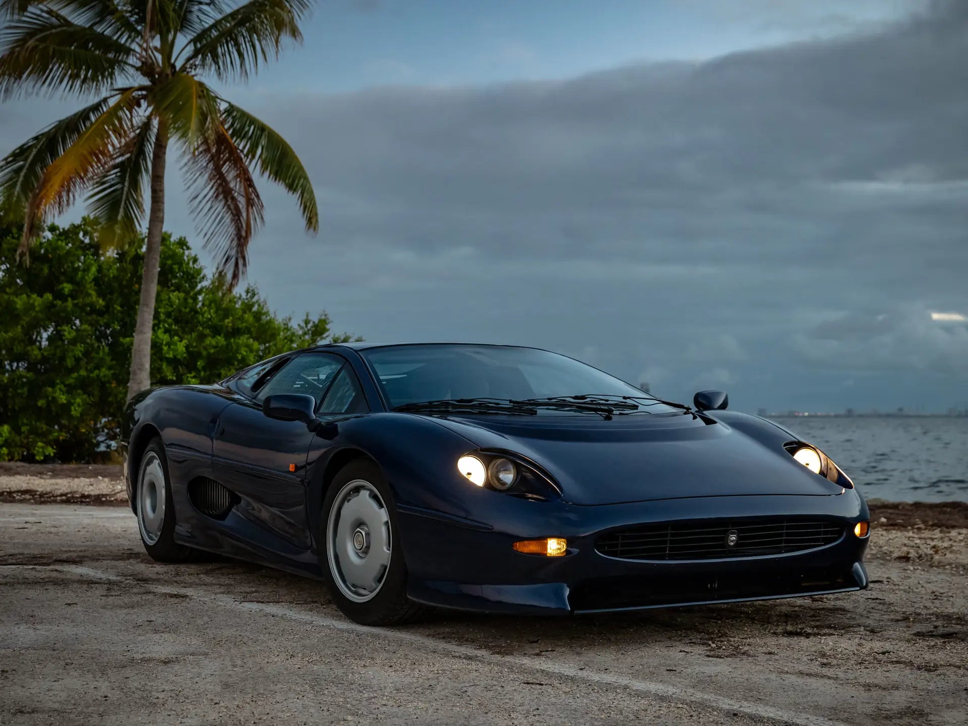 Image of Jaguar XJ220 T-Shirts & Merch